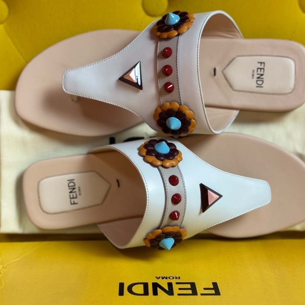 FENDI Sandals - Tong sandals Flat Studs leather white Size 6.5 - Picture 7 of 13